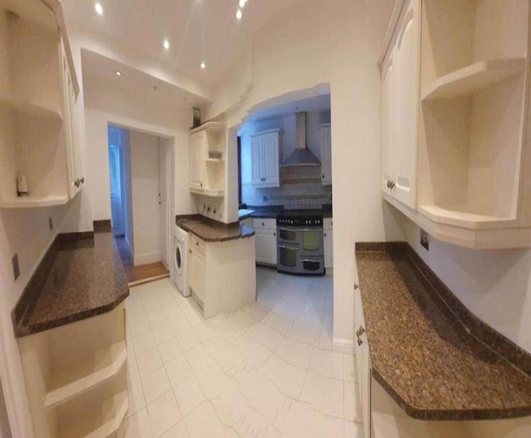Oyo Timi Holiday Homes London Exterior photo
