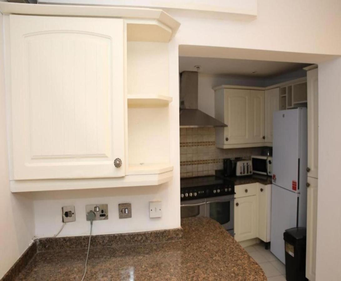 Oyo Timi Holiday Homes London Exterior photo