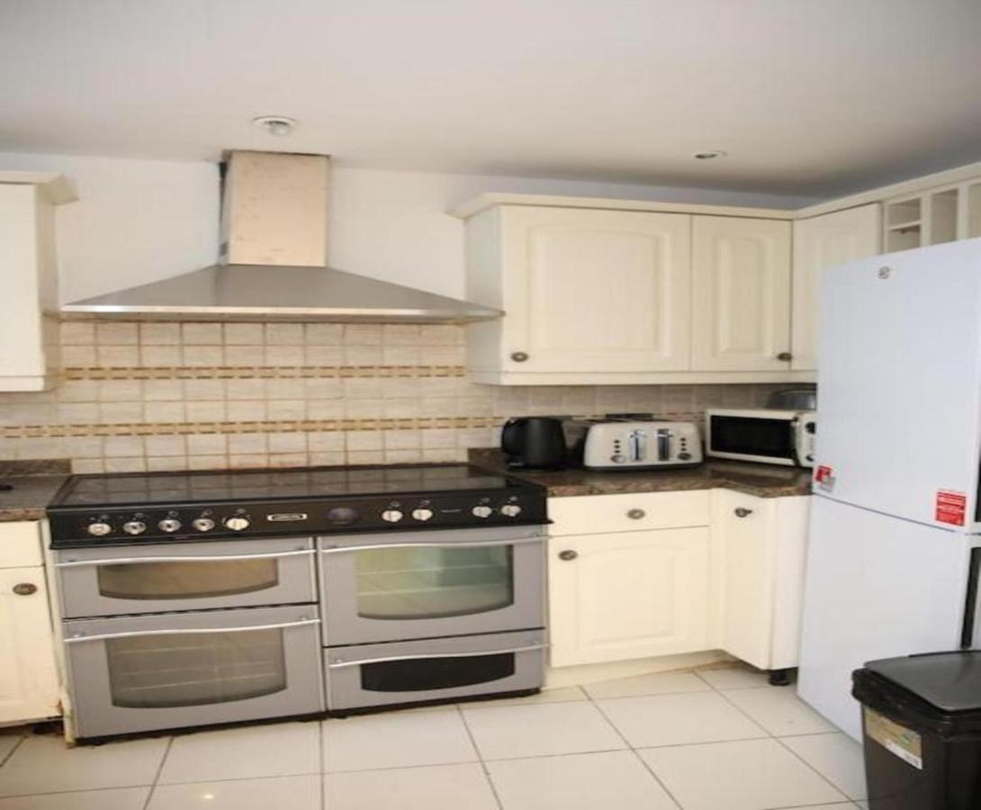 Oyo Timi Holiday Homes London Exterior photo