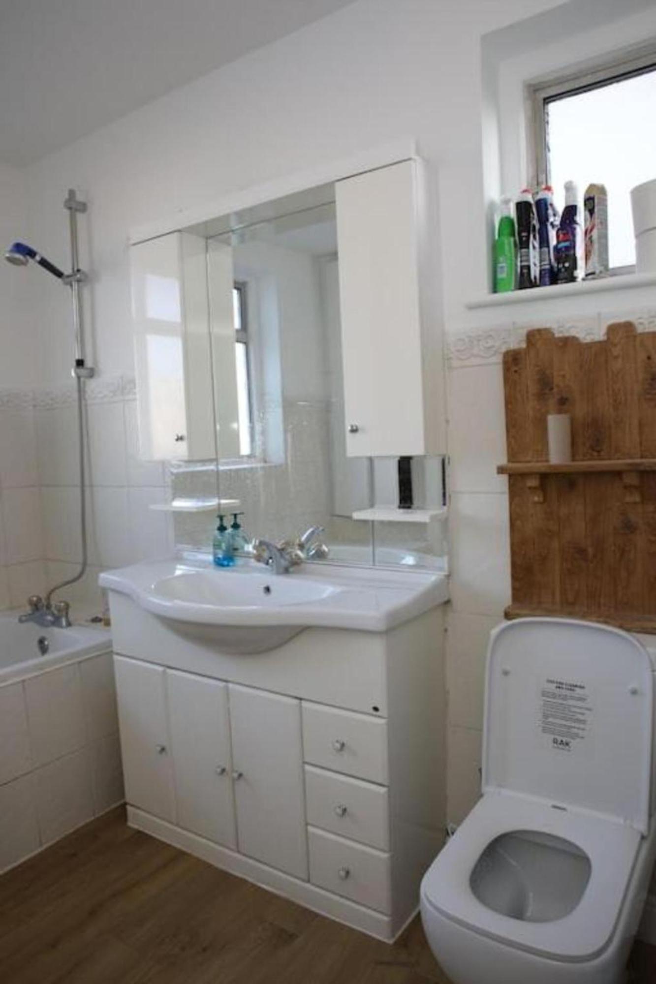Oyo Timi Holiday Homes London Exterior photo